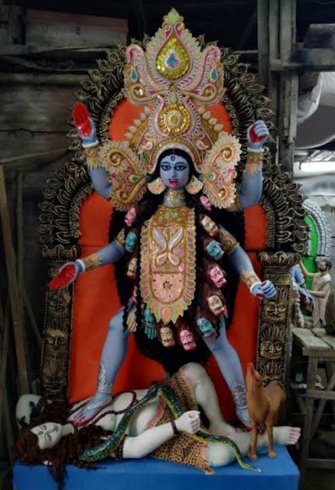  কালীপুজোর রেশ কাটেনি এখনও। একাধিক মণ্ডপ চত্বর থেকে শুরু করে সমাজমাধ্যমের পাতা, দেবীদর্শনের জন্য মুখিয়ে ভক্তরা। 