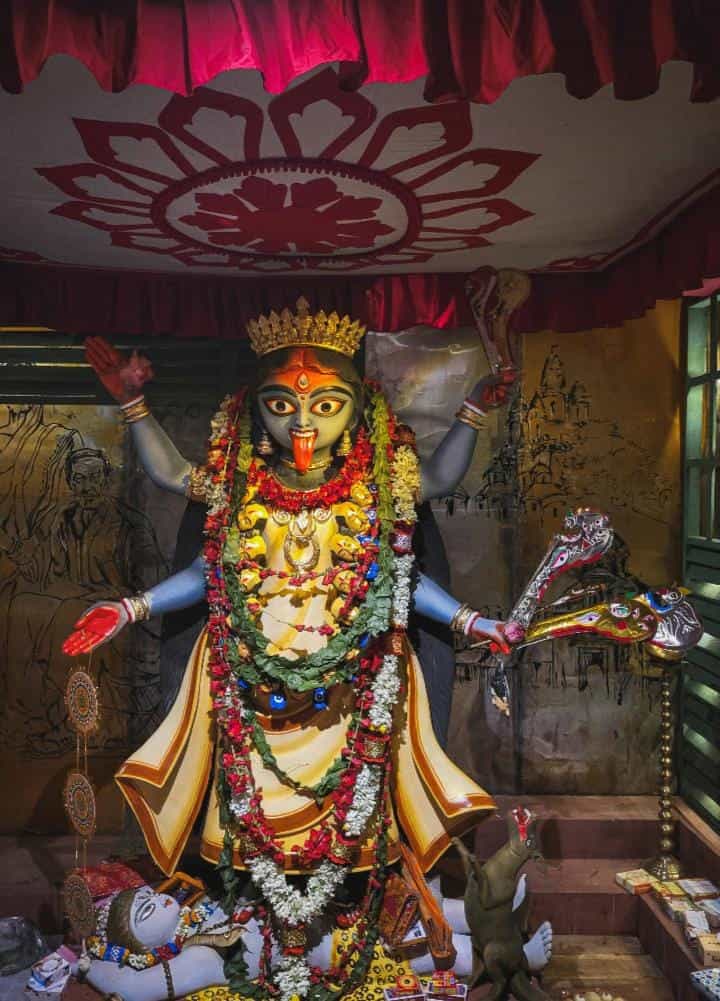 কখনও তাঁর শ্যামাবরণ শান্ত, স্নিগ্ধ রূপে মোহিত হচ্ছেন দর্শনার্থীরা, আবার কখনও তাঁর রুদ্ররূপের কাছে মাথা নত হচ্ছে তাঁদের।  