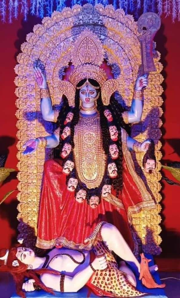 কিন্তু এ তো গেল খড়, মাটি দিয়ে বানানো প্রতিমা। 