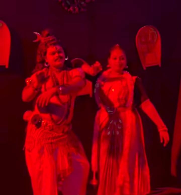 হ্যাঁ, সেই টানেই বারাসতে ছুটে যাচ্ছেন অগুন্তি দর্শক।  