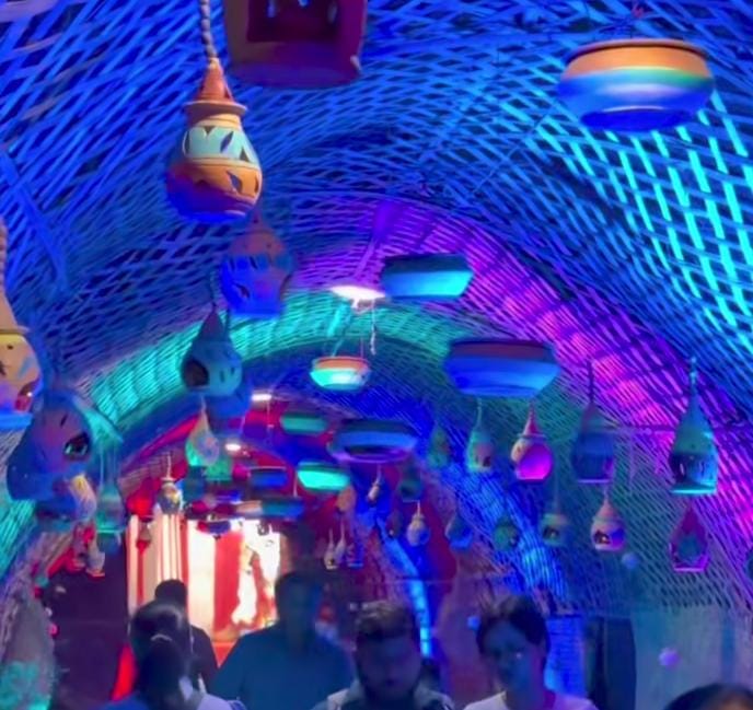 বছরের এই সময়টিতে বারাসতের জনস্রোত সামলাতে এমনিতেই হিমশিম খায় পুলিশ-প্রশাসন। 