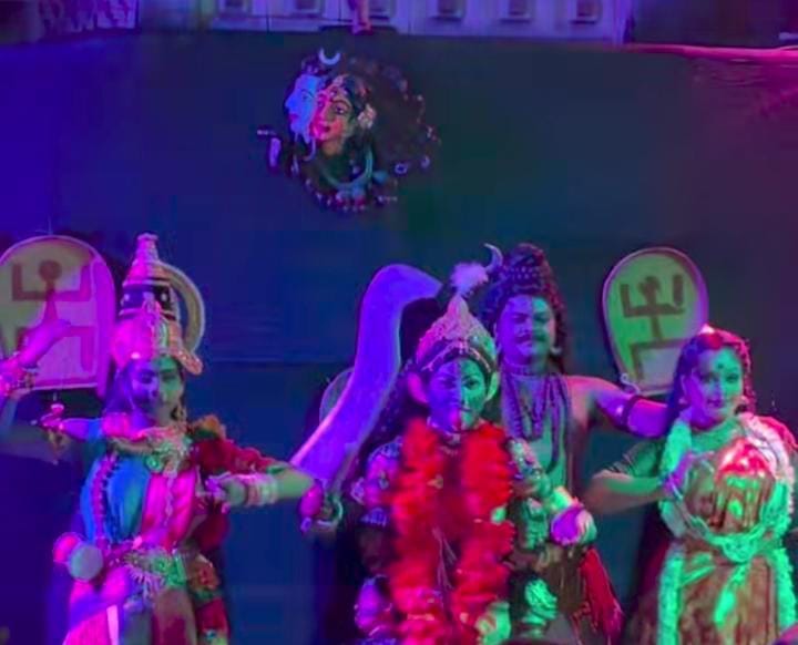 মণ্ডপে ঢুঁ মারলেই দেখা পাওয়া যাবে জীবন্ত কালীর। 