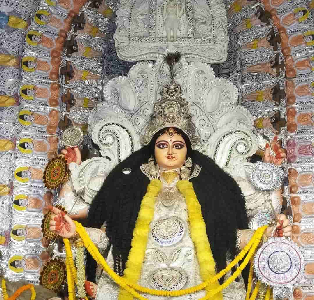 এই পুজো ঘিরে রয়েছে নানা ধরনের অলৌকিক ঘটনাও।