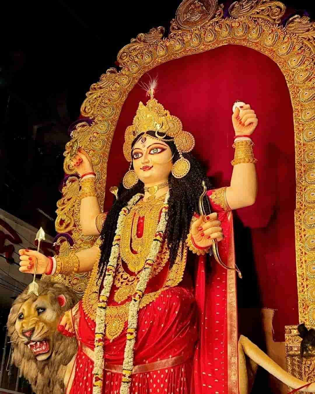 এখানে দেবী জগদ্ধাত্রীর সঙ্গে একই সঙ্গে পূজিত হন দেবী শীতলা। 