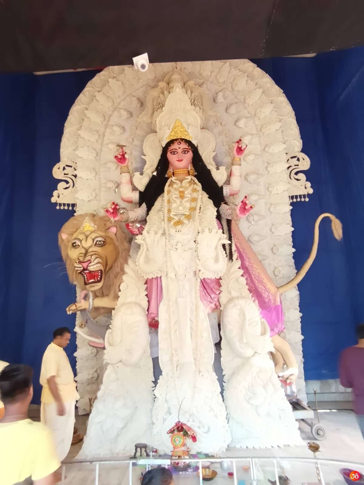 জন্মাষ্টমী থেকে পড়ে যায় ঢাকে কাঠি। শুরু হয় প্রতিমা তৈরির কাজ। 