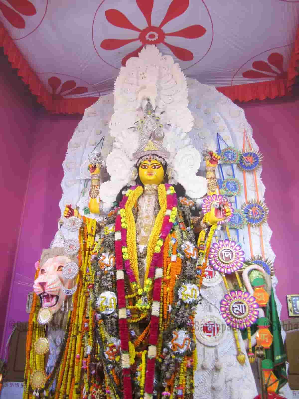 দেবী সেজে ওঠেন ডাকের সাজে। দেবী প্রতিমার শাড়ি, মাথার মুকুট থেকে শুরু করে অলঙ্কার, সব কিছুতেই থাকে মৃৎশিল্পের ছোঁয়া। 