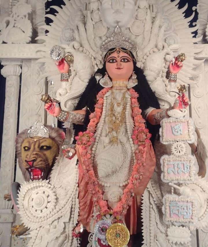 সন্ধ্যায় দেবী শীতলাকে দেওয়া হয় লুচি, ক্ষীর, নাড়ু ও ছানা।  