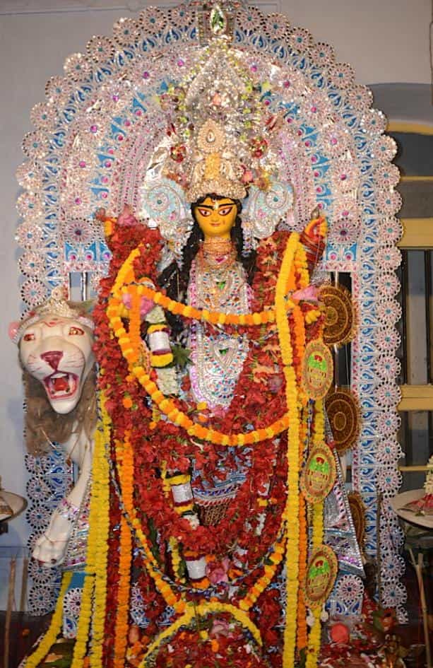 কলকাতার কলেজ স্ট্রিট এলাকার মদন গোপাল দে-র বাড়ির পুজো, যার বয়স প্রায় ১৩০ বছর। চন্দননগর থেকে শুরু হলেও, এই পুজোটি এখনও পরিবারের পৈতৃক ভিটেয় বৈষ্ণব রীতি মেনে উদ্‌যাপন হয়। কথিত আছে, মদন গোপাল দে স্বপ্নাদেশ পেয়ে পুজো শুরু করেছিলেন। এখানকার বিশেষ আকর্ষণ হল ধুনো পোড়ানোর সেই পুরনো প্রথা।