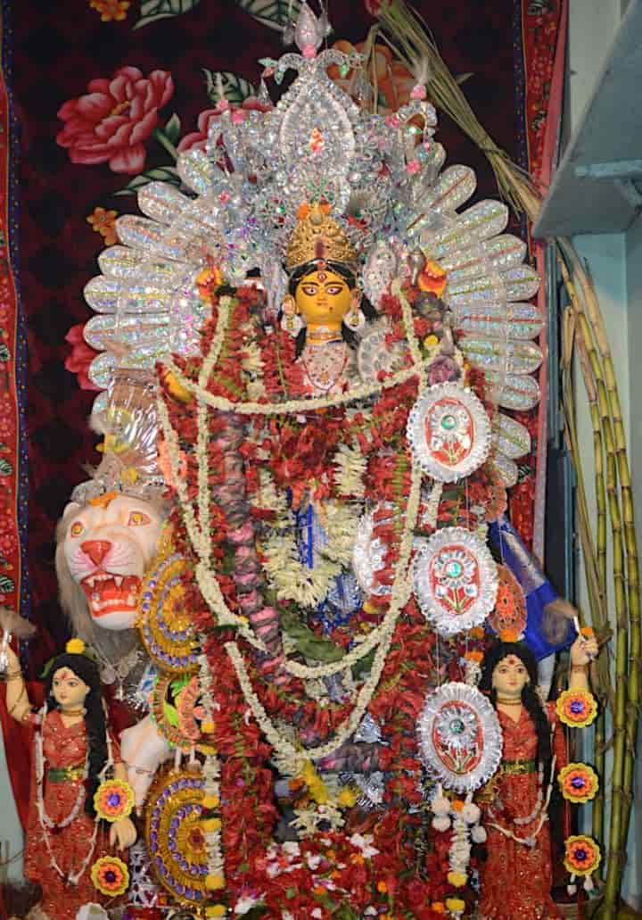 এর পরেই উঠে আসে উত্তর কলকাতার আরও দুই পুজোর কথা—ঠনঠনিয়া কালীবাড়ির কাছেই ঠনঠনিয়া দে বাড়ির পুজো। ঠনঠনিয়ার দে বাড়িতে ১৮৯৭ সাল থেকে নবমীর দিনে মা পূজিত হয়ে আসছেন।