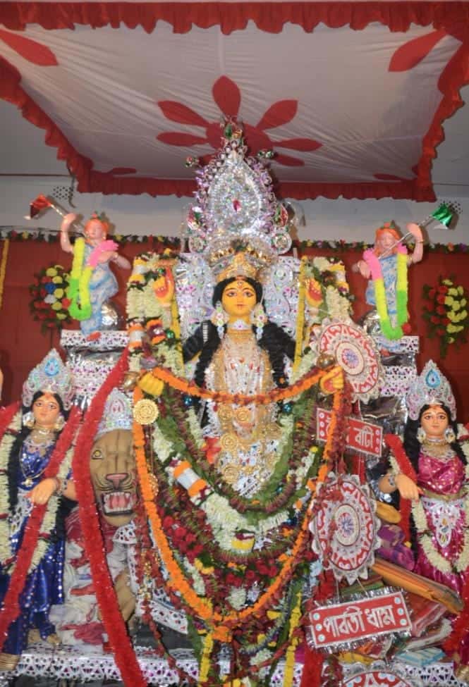 চোরবাগান মৈত্র বাটির পুজো আরও পুরনো, প্রায় ২৫০ বছরের! রাজশাহী থেকে এই পরিবারের শিকড় এলেও, বর্তমানে ১, মুক্তারাম বাবু দ্বিতীয় লেনে পুজো চলে। মাত্র এক বার পুজো বন্ধ থাকার ইতিহাস আছে। লোকমুখে প্রচলিত, ঈশ্বরচন্দ্র বিদ্যাসাগরই এই বাড়ির নাম দিয়েছিলেন 'মৈত্র বাটি'। এখানকার মায়ের দু’পাশে জয়া ও বিজয়ার দু’টি মূর্তি নজর কাড়ে।