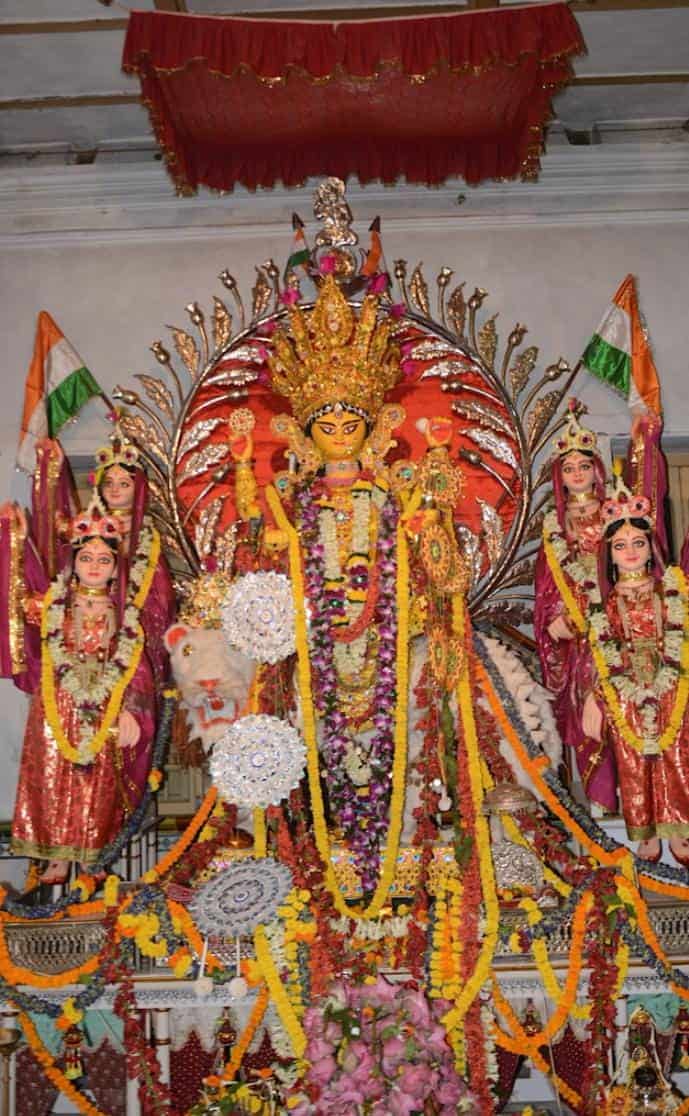 শোভাবাজারের বটকৃষ্ণ পালের জগদ্ধাত্রী পুজোর বয়সও ১০০ পেরিয়েছে। হাওড়ার শিবপুর থেকে কলকাতায় এসে ওষুধের দোকান স্থাপন করেছিলেন বটকৃষ্ণ পাল। এই পুজোয় দেবীমূর্তির দু’পাশে দুই সখী বিরাজমান, যা মন টানে। বিশেষ করে তামার তৈরি চালচিত্র, যেখানে সোনা ও রূপার প্রলেপ দেওয়া, তা দেখার মতো।