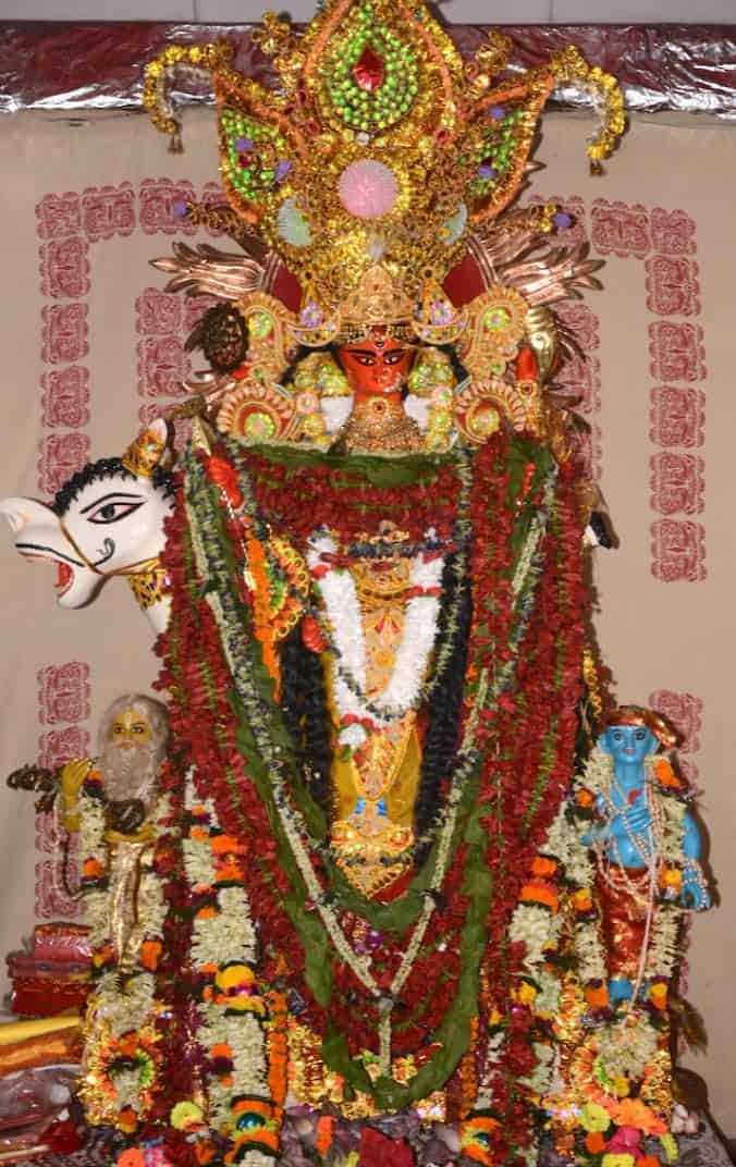 ১৭৫২ সালে শুরু হয়েছিল দুর্গাচরণ মিত্রের জগদ্ধাত্রী পুজো। এখানকার পুজো হয় শাক্ত রীতি অনুযায়ী। আগে বলিদানের প্রথা থাকলেও, এখন তা বন্ধ। শিউলি ফুলের কাণ্ডের মতো দেবীর মুখের রং আর ঘোটকমুখী সিংহ এই পুজোর অন্যতম বৈশিষ্ট্য। 