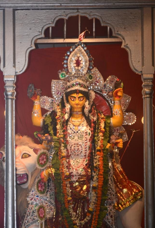 এ ছাড়াও, দুশো বছরেরও বেশি পুরনো ছাতুবাবু ও লাটুবাবুর বাড়ির পুজো—যেখানে রামদুলাল দে ১৭৮০ সালে পুজো শুরু করেছিলেন। এখানে কাঠের সিংহাসনে মা আসীন। তান্ত্রিক মতে পুজো হলেও ভোগ নিরামিষ। 