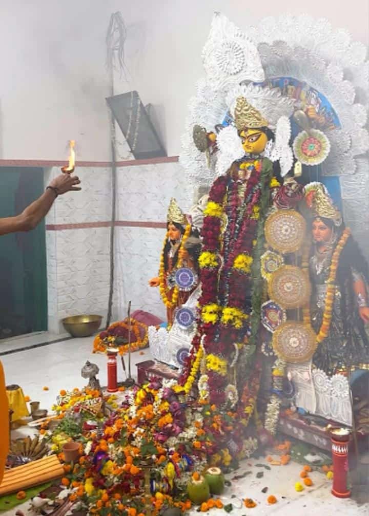 আর বউবাজারের নীলমণি দে ঠাকুরবাড়ির ১৩৫ বছরের পুরনো পুজোয় নবমীর দিনে হয় চারটি আলাদা পুজো।