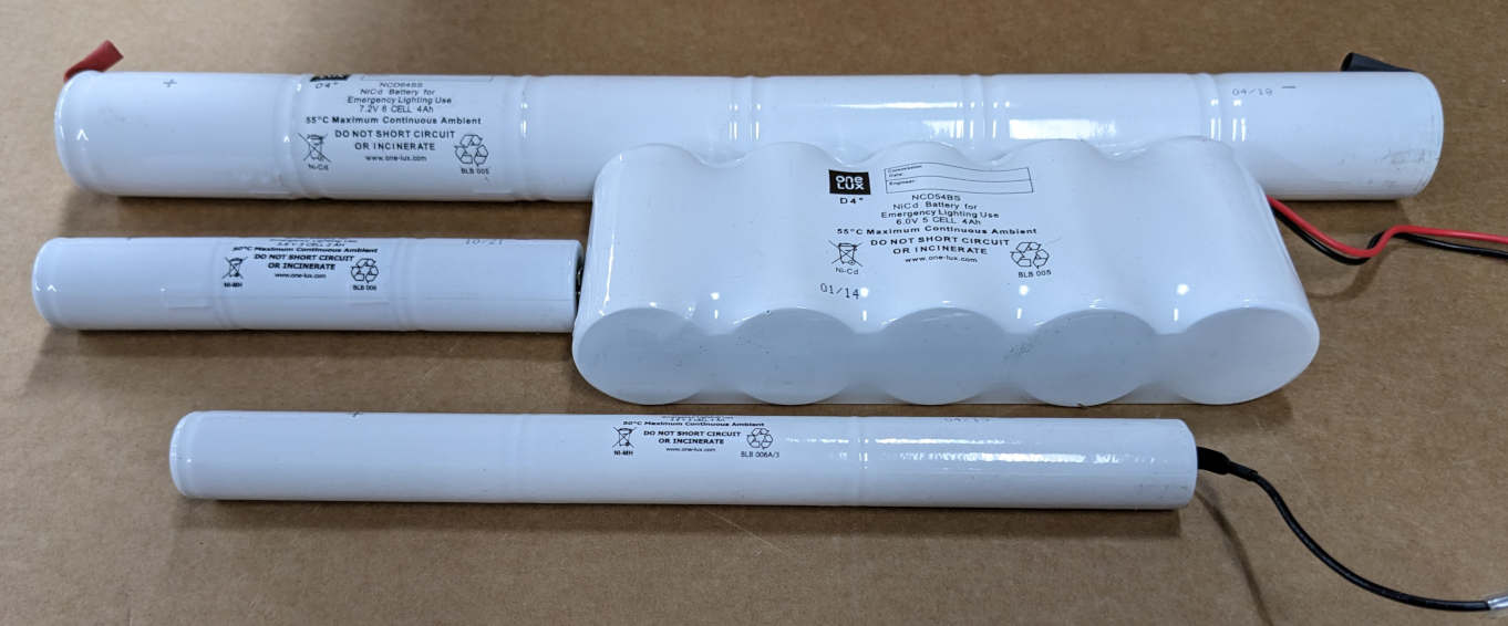 এ ছাড়াও, যদি ব্যাটারি-চালিত আলো হয়, তবে অবশ্যই ব্যাটারিগুলি খুলে আলাদা, শীতল ও শুকনো জায়গায় সংরক্ষণ করুন। নইলে ব্যাটারি লিক করে শুধু লাইট নয়, বাক্সের বাকি জিনিসও নষ্ট করে দিতে পারে।