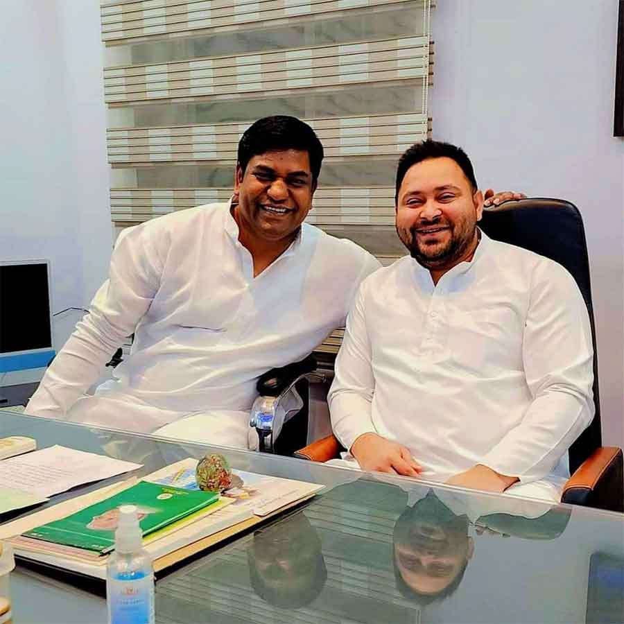 ভিআইপি-র মুকেশ সাহনির সঙ্গে আরজেডি-র তেজস্বী যাদব।