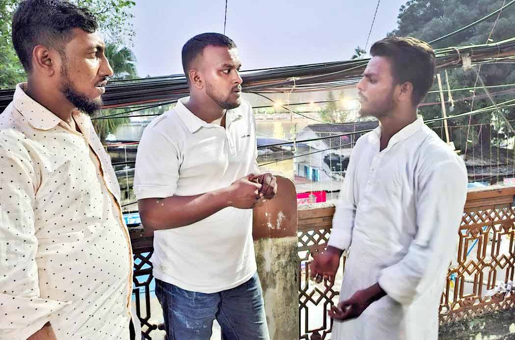 সুইটি বিবির ভাই আমির খান, সোনালির পড়শি সোয়েফ আলি ও বাংলাদেশি তকমায় নির্যাতিত আমির শেখ (বাঁ দিক থেকে)। শনিবার সন্ধ্যায় কলেজ স্ট্রিটে।