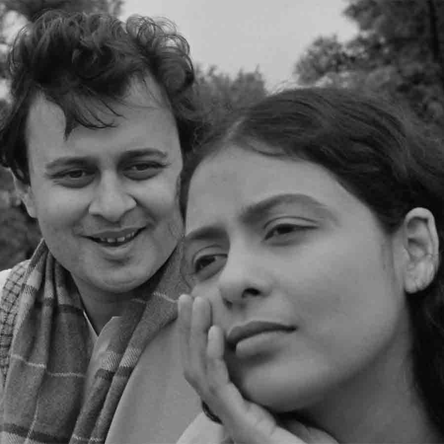 চিরস্মরণীয়: ‘মেঘে ঢাকা তারা’ (১৯৬০) ছবির একটি দৃশ্যে অনিল চট্টোপাধ্যায় ও সুপ্রিয়া দেবী।