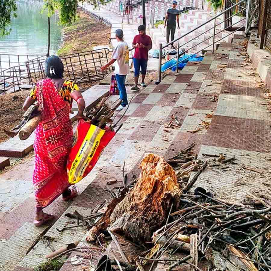 রামপুরহাট গান্ধী পার্কে ছট পুজোর ঘাট সাফাই।