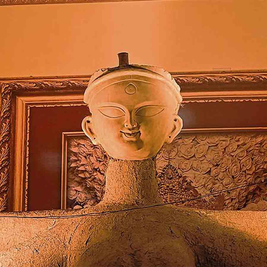 জোরকদমে চলছে জগদ্ধাত্রী প্রতিমা গড়ার কাজ। শনিবার কৃষ্ণনগরে।