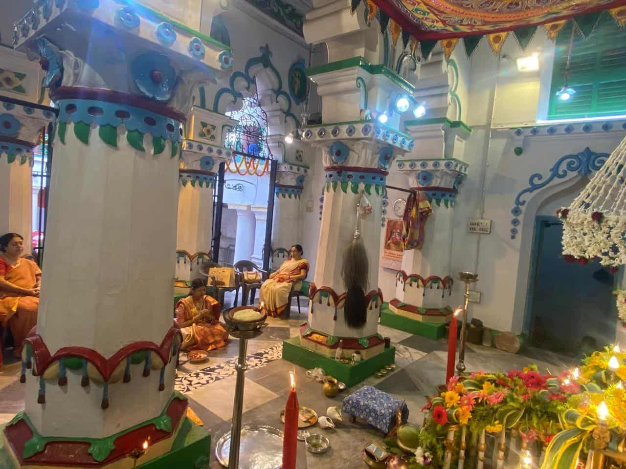 কলুটোলা থেকে কলকাতার নানা প্রান্তে ২৫টির ও বেশি বাড়িতে আজও বিস্তৃত হয়ে আছে বিরাট এই রায় পরিবার। শোনা যায়, প্রায় ৪০০-৫০০ বছর আগে রাজস্থানের মারওয়া থেকে তাঁরা আসেন হুগলির সপ্তগ্রাম নামের এক গ্রামে, যা আজও রয়েছে। সেখান থেকেই পরে কলকাতায় কলুটোলায় বসত গড়েন সোনার বেনে এবং রেশম ব্যবসায় যুক্ত এই পরিবার। 