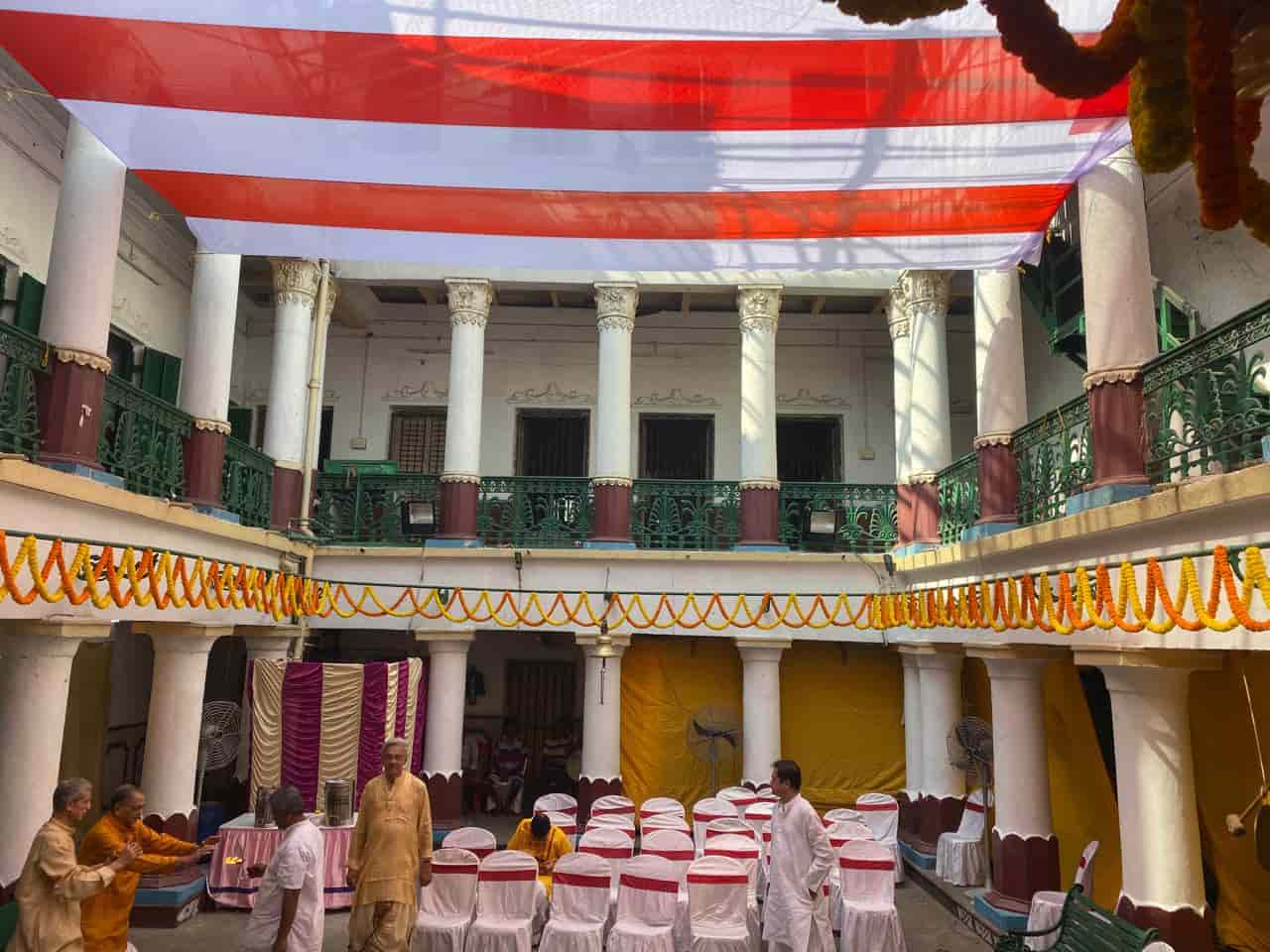 এই পরিবারের হাতেই ছিল গ্রেট ইস্টার্ন হোটেল, ১৮৫৩-এর বেঙ্গল বন্ডেড ওয়ারহাউসের মতো কলকাতার বহু স্থাপত্যের মালিকানা। ট্যাংরাতেও ছিল তাঁদের আচারের কারখানা। ক্যালকাটা স্টক এক্সচেঞ্জ-এর অন্যতম প্রতিষ্ঠাতা সদস্য ছিলেন সুপ্রতিম রায়ের ঠাকুরদা। 