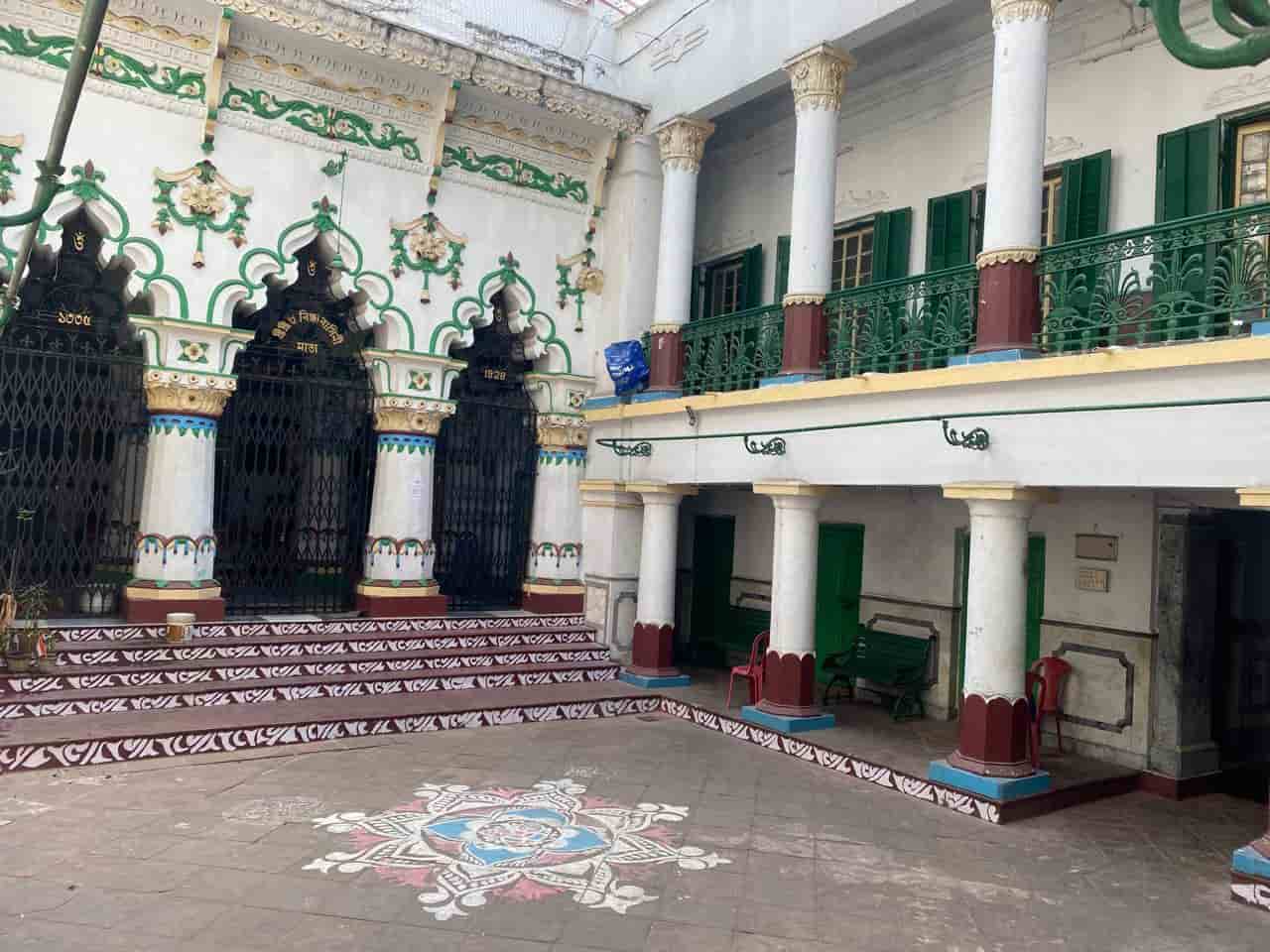 কলকাতা জুড়ে আজও রয়েছে তাঁদের ২৫টির ও বেশি বাড়ি— কোথাও পূজিত হয় দেবী দুর্গা, কোথাও জগন্নাথ, কোথাও বা দেবী জগদ্ধাত্রী।