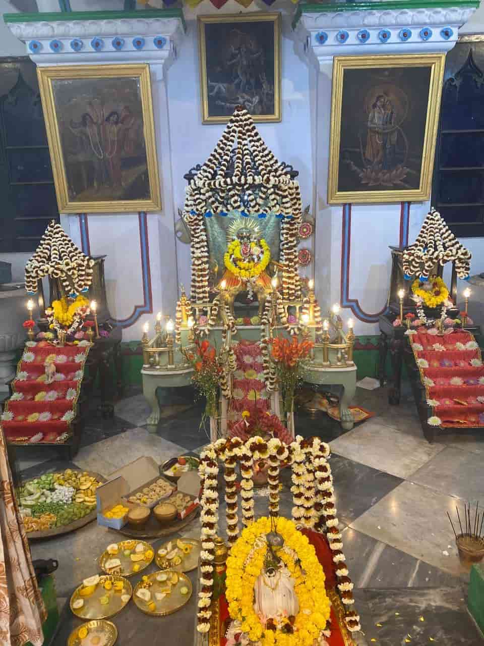 এই বাড়ি তৈরির সময় ভিত খুঁড়তে খুঁড়তে মাটির তলা থেকে দেবী জগদ্ধাত্রীর একটি মূর্তি পাওয়া যায়। কিন্তু সেই আদি মূর্তিটি চুরি হয়ে যায়! সেই মূর্তির আদলেই তৈরি হয় অষ্টধাতুর এই কুলদেবী মা জগদ্ধাত্রীর বর্তমান মূর্তি। এই দেবী এখানে 'বিন্ধ্যবাসিনী' রূপে পূজিত হন।