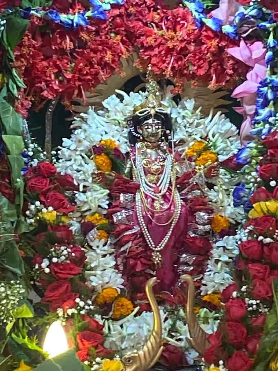 মন্দিরের মাঝখানে তিনি বিরাজমান, তাঁর ডান দিকে জগন্নাথ ও বাঁ দিকে গোপাল এবং রয়েছে নারায়ণ শিলা। কুলদেবী বলে অন্য কোনও দেবী এই মন্দিরে বসেন না।