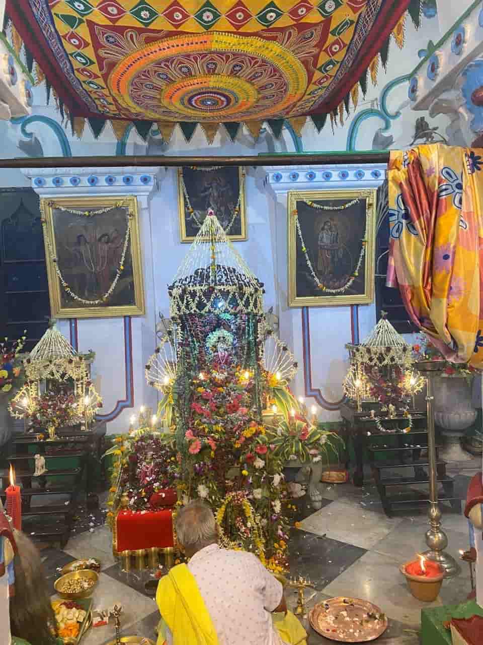 পুজো উপলক্ষে আগের দিনই চলে আসেন ঢাকিরা, ঢাক-ঢোল আর খঞ্জনি বাজিয়ে চলে পুজোর প্রস্তুতি। 