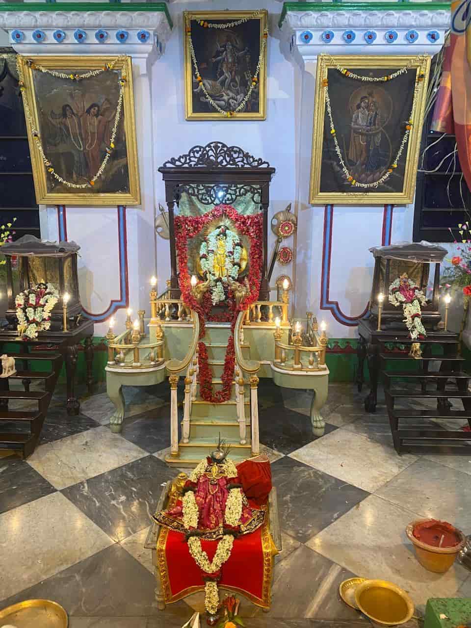 দেবী সেজে ওঠেন গয়নায়, সঙ্গে থাকে ১০৮টি পদ্ম, বেলপাতা ও গোলাপের মালা। সব মিলিয়ে ১০৮টি ২টি রুপোর প্রদীপ জ্বালিয়ে দেন পরিবারের সদস্যরা।