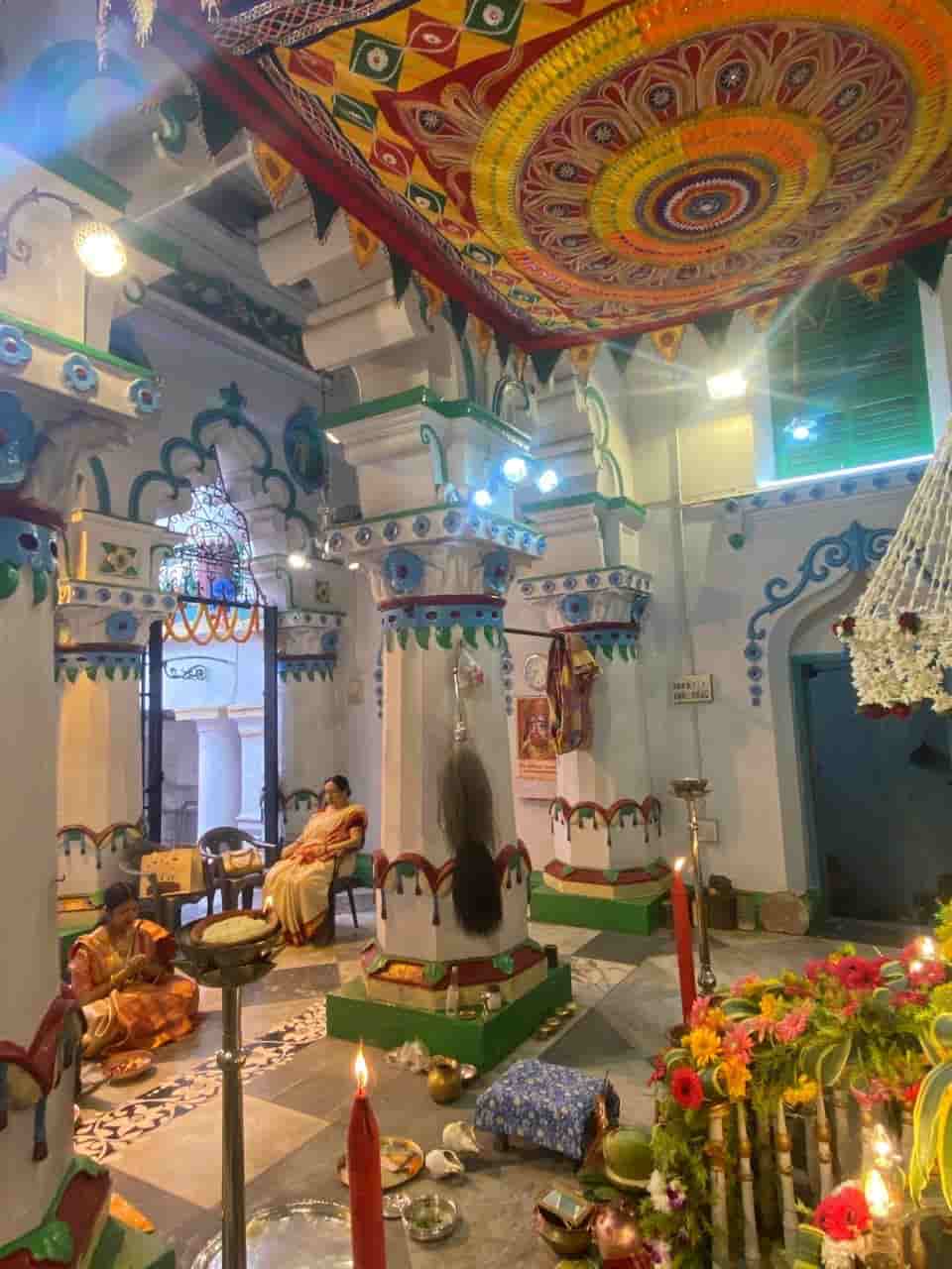 সোনার বেনে এই পরিবারে শাখা পরার নিয়ম নেই। এয়ো স্ত্রীরা শুধু হাতে পলা পরেন, শাখা ছাড়া। 