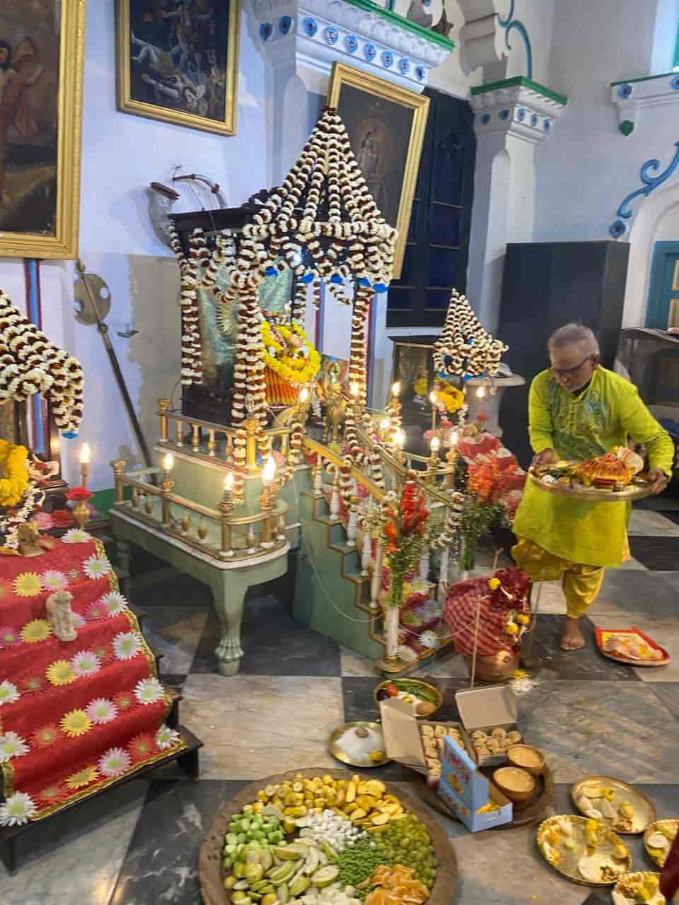 তাই পুজোর সময়ে মহিলারা পায়ে মল, নাকে নথ, কোমরে বিছে ও হাতে সোনার চুড়ির সঙ্গে কেবল পলা পরেন।