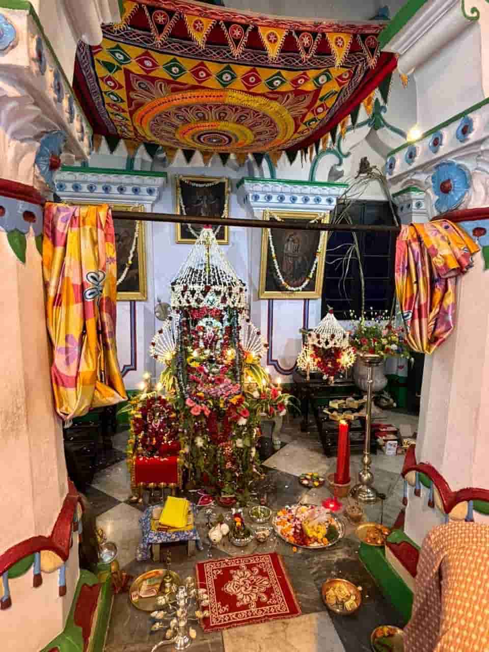 সিঁদুর পরার সময়েও ব্যবহার করা হয় রুপোর সিঁদুর পাটা।