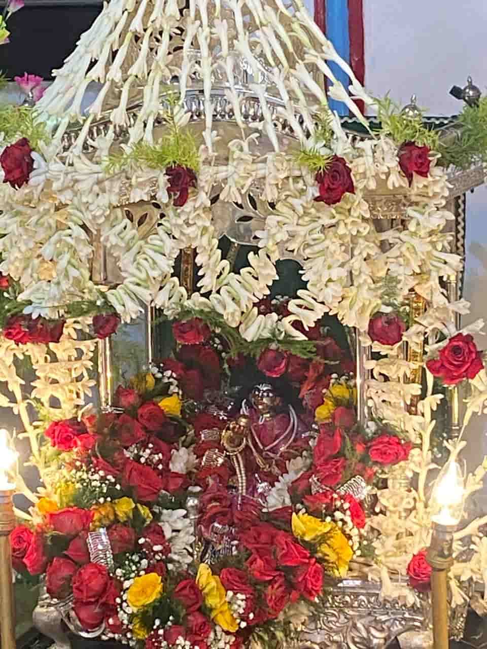 এক সময় এই বাড়িতে পুজোর আরতির সময় ময়ূর আসত, সে পাখনা মেলে নাচত! সে দিনের সেই স্মৃতি আর আজকের পারিবারিক উচ্ছ্বাস, সব মিলিয়েই ৯৭ বছর ধরে এই রায় বাড়ির পুজো এক বিশেষ আকর্ষণ।