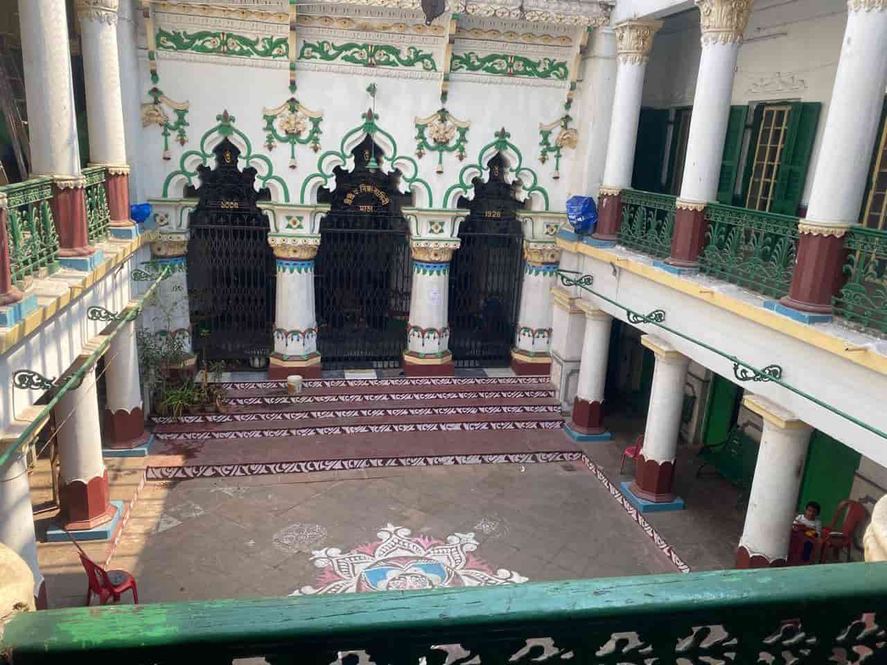 আর ঠিক তিন বছর পর এই পুজোই শতবর্ষে পা দেবে। সেই জন্য বেশ উদ্দীপিত বাড়ির সকলে।  (এই প্রতিবেদনটি ‘আনন্দ উৎসব’ ফিচারের একটি অংশ।) 