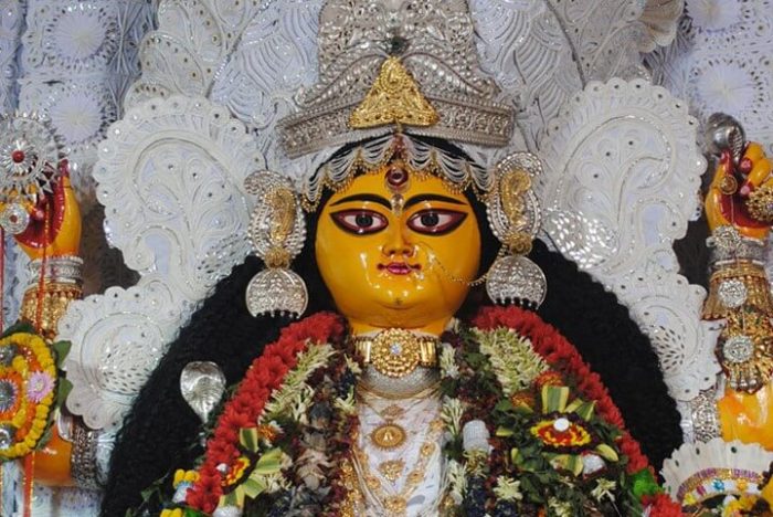 চন্দননগরে গিয়ে দেবী দর্শনের সাধ কার না জাগে! তবে পাশাপাশি অনেকেই ভয় পান এখানকার ভিড়কে।  