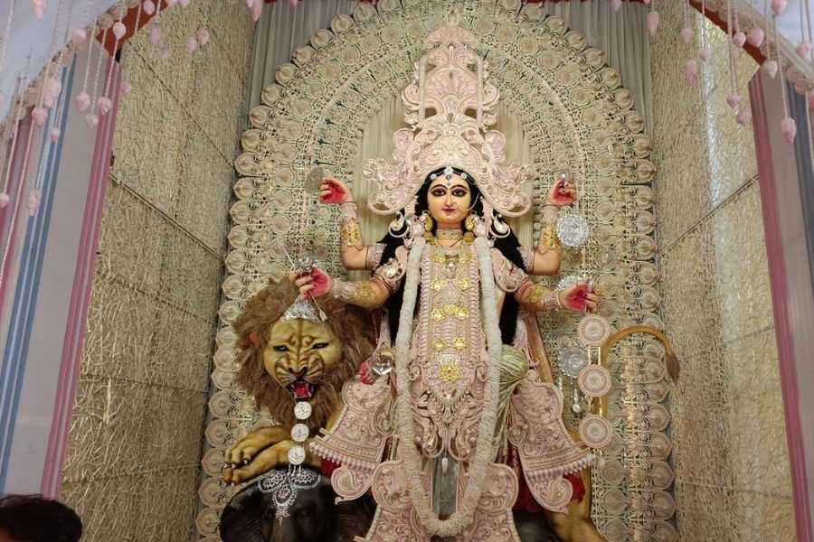 বৌবাজারের সন্তোষ মিত্র স্কোয়্যারের কাছে এক দিনেই এই পুজো হয় বেশ সাড়ম্বরে। 