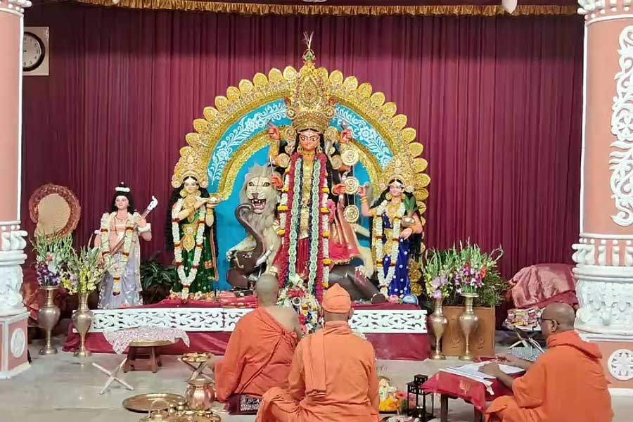  যদিও বাইরে থেকে দেখলে বোঝাই যায় না যে বাড়ির ভিতরে রয়েছে আস্ত এই মন্দির। 