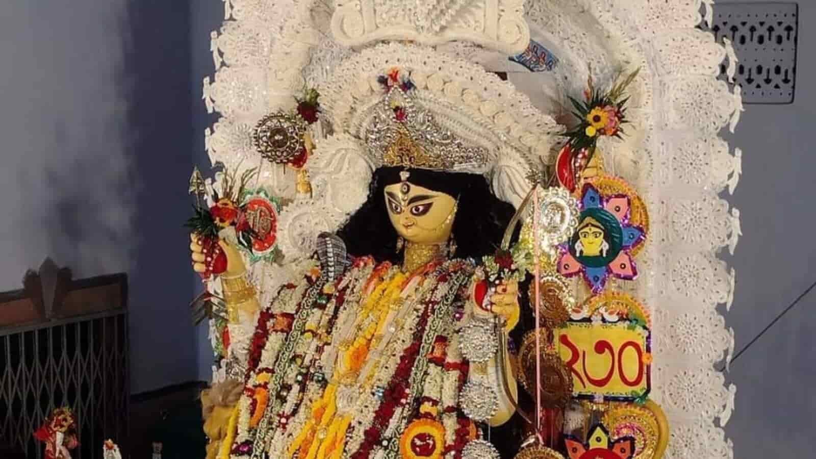  সকাল এবং সন্ধেয় দর্শনার্থীদের জন্য খোলা থাকে দরজা। বাকি সময়ে বন্ধ। 