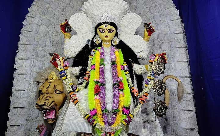 এক তলার এই মন্দিরের উঠোনে ডান ও বামে রয়েছে থামযুক্ত বারান্দা এবং ঘর। 