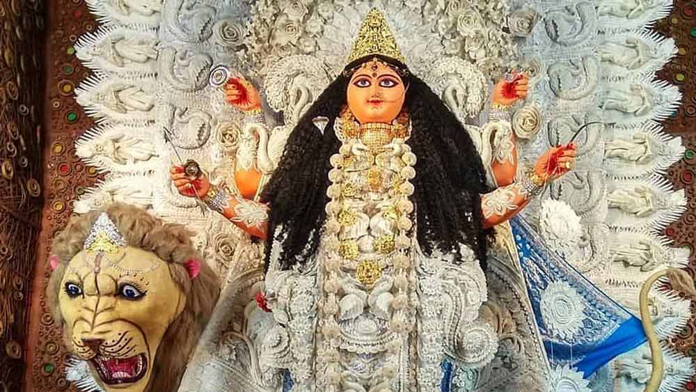 দশকের পর দশক ধরে মন্দিরটির দেখাশোনার দায়িত্ব সামলাচ্ছেন প্রতিষ্ঠাতার বংশধরেরা।  (এই প্রতিবেদনটি ‘আনন্দ উৎসব’ ফিচারের একটি অংশ।) 