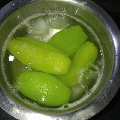 এই মিষ্টির জন্য যে সিরাপ বানানো হবে, তার জন্য লাগবে- ২০০ গ্রাম জল, ১৩০ গ্রাম চিনি, খাওয়ার উপযোগী সবুজ রং পরিমাণ মতো এবং এক টেবিল চামচ গোলাপ জল। 