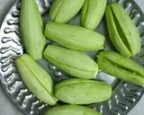 প্রথমেই ভাল করে পটলগুলির খোসা ছাড়িয়ে ভিতরের সমস্ত দানাগুলি বার করে নিতে হবে। 