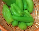  তার পরে ফোটানো গরম জলে ঠিক দেড় মিনিট পটলগুলিকে ছেঁকে নিয়ে দিয়ে দিতে হবে সবুজ সিরাপের মধ্যে। 