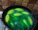  সবুজ সিরাপটি বানানোর পদ্ধতি খুবই সহজ। প্রথমে ১৩০ গ্রাম চিনির সঙ্গে জল দিয়ে কড়াই বসাতে হবে আগুনে। জল ফোটার সময়েই তার মধ্যে দিয়ে দিতে হবে সবুজ রং। 