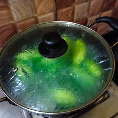 সিরাপ গাঢ় হয়ে এলে তাতে পটল দেওয়ার পালা। পটল নরম হয়ে এলে গ্যাস বন্ধ করে তাতে মিশিয়ে নিতে হবে অল্প একটু গোলাপ জল। 