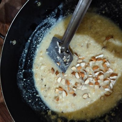 অপর দিকে অন্য একটি কড়াইতে হালকা ফোটানো দুধে খোয়া ক্ষীর, চিনি, এলাচ এবং এক চিমটি নুন দিয়ে একটা গাঢ় পুর তৈরি করে নিতে হবে। 