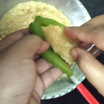 পুর ঠান্ডা হলে পটলের মধ্যে তা ভরে নিয়ে উপর থেকে ছড়িয়ে নিন কাজু, পেস্তার টুকরো। ব্যস, তাহলেই তৈরি সহজ সরল ক্ষীর পটল।   (এই প্রতিবেদনটি ‘আনন্দ উৎসব’ ফিচারের একটি অংশ।)