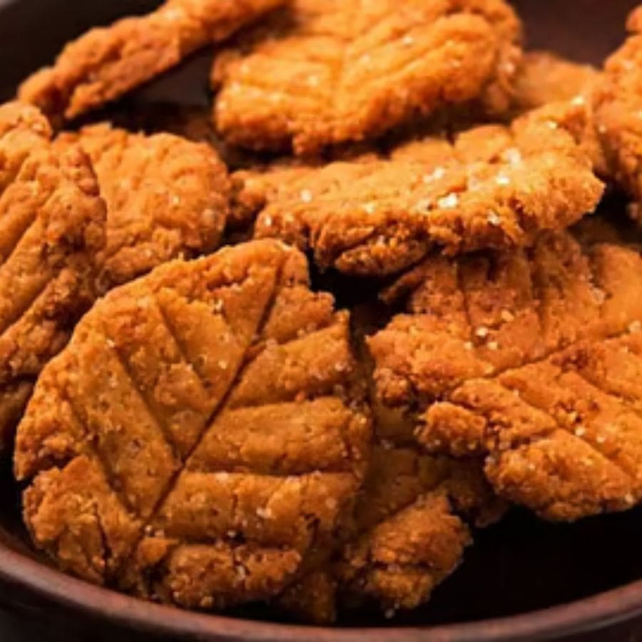 তবে পদ্ধতি জানার আগে তো জেনে নিতে হবে ঠেকুয়া বানানোর জন্য কী কী লাগবে। চলুন আগে উপকরণের তালিকা জেনে নেওয়া যাক। 